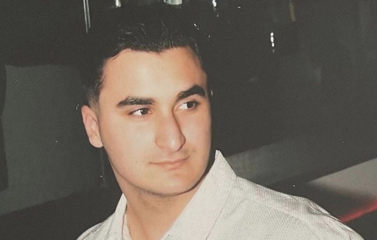 «Έφυγες λεβέντη μας τόσο άδικα» – Σπαραγμός στην κηδεία του 20χρονου Αλέξανδρου που σκοτώθηκε σε τροχαίο