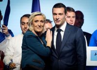 Εκλογές Γαλλία: Νίκη Λεπέν με 34% – Κοινό μέτωπο Μακρόν-Μελανσόν κατά της ακροδεξιάς