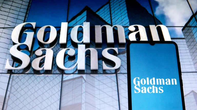 Goldman Sachs: Γιατί υποχωρούν οι τραπεζικές μετοχές – Ο καταλύτης των μερισμάτων