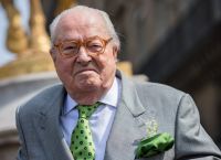 Η Μαρίν Λεπέν πούλησε την έπαυλη του πατέρα της για €2,5 εκατ.