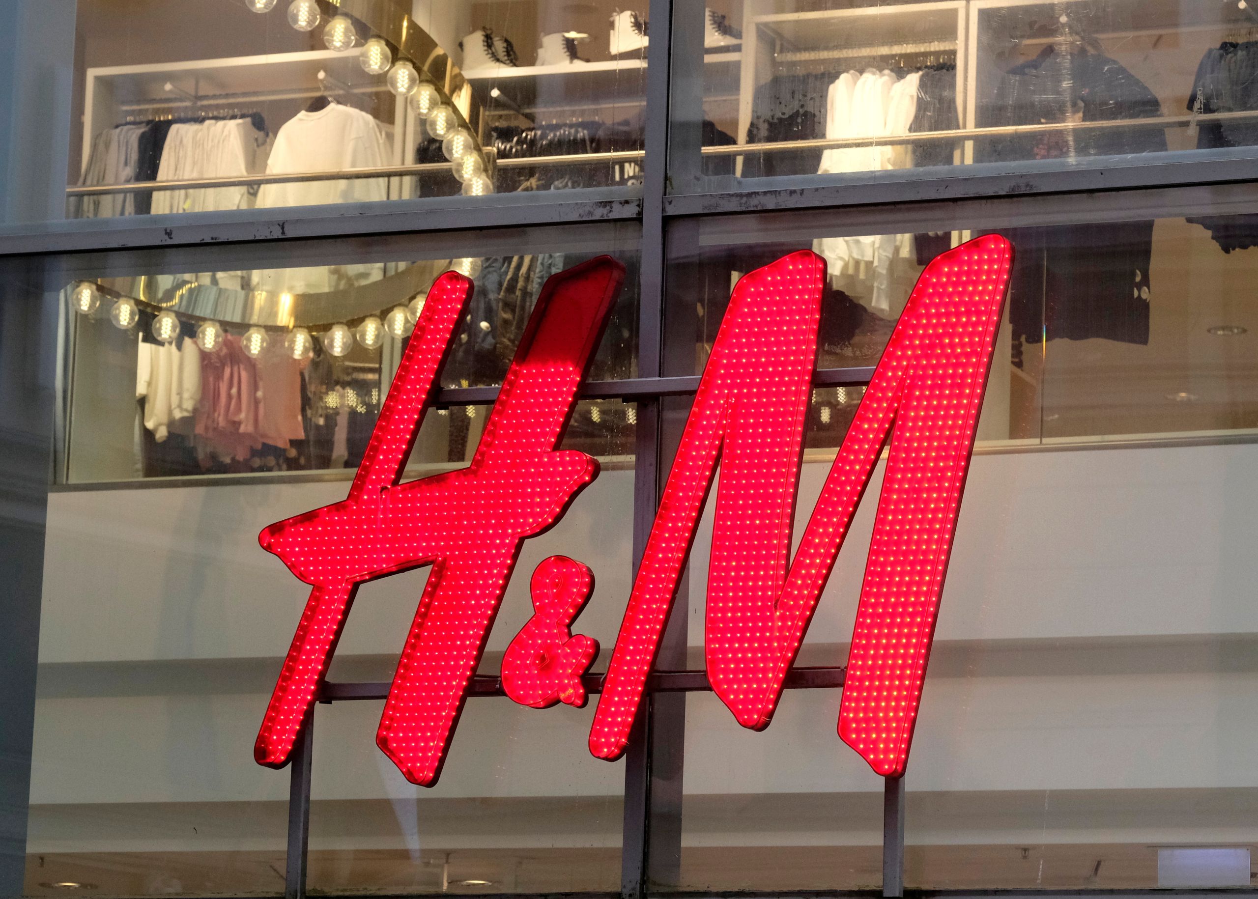 H&M: «Βουτιά» άνω του 13% στη μετοχή – «Θηλιά» τα αποτελέσματα του β’ τριμήνου