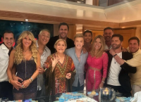 Τα λαμπερά γενέθλια του Τάκη Ζαχαράτου σε γιοτ, το γλέντι στο σαλόνι [pic]