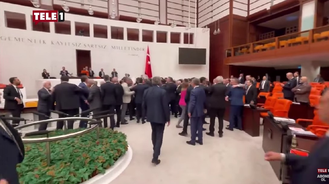 Τουρκία: “Ρινγκ” η Εθνοσυνέλευση – Έπεσε ξύλο ανάμεσα σε βουλευτές του Ερντογάν και του κουρδικού κόμματος