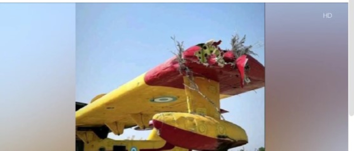 Φωτογραφία ντοκουμέντο από το Canadair που προσέκρουσε σε πεύκο στη φωτιά της Ναυπακτίας – Το σπασμένο φτερό