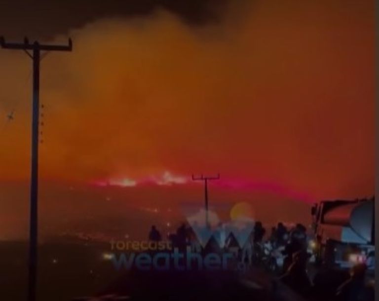 Φωτιά στη Σέριφο: Ολονύχτια μάχη με τις φλόγες και τους ανέμους [vid]