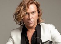 Τρύφωνας Σαμαράς: «Δεν με αγχώνει που μεγαλώνω, κοιτάζω τον καθρέφτη και λέω “φτου σου, κούκλα μου”»