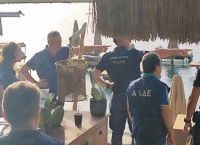 Αστυνομικοί σφράγισαν το beach bar στη Ρόδο που έφαγε πρόστιμο και έκανε και πάρτι