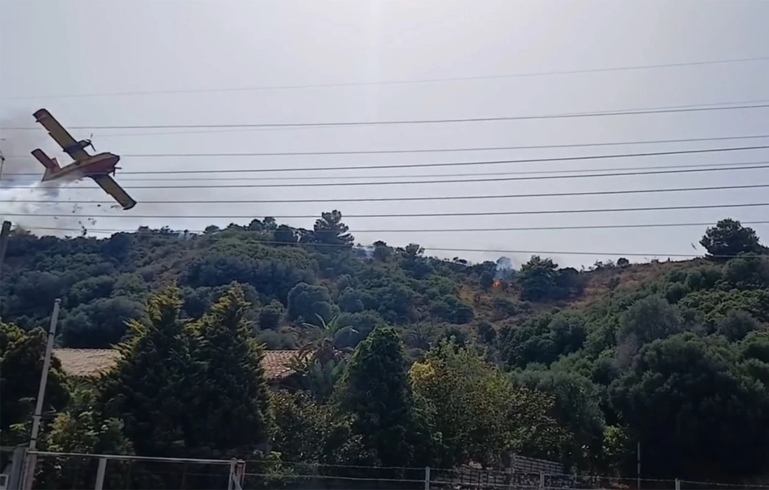 Φωτιά στη Ναυπακτία: Παραλίγο ατύχημα με Canadair, χτύπησε σε πεύκο κατά τη διάρκεια της κατάσβεσης