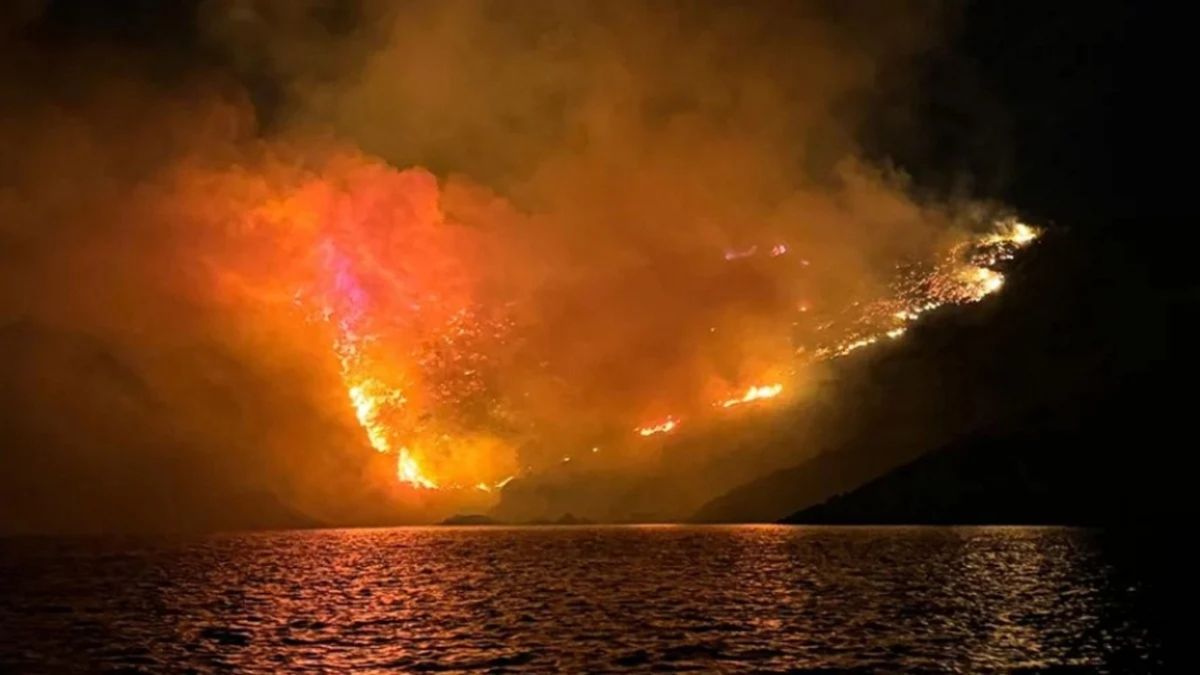 Ύδρα: Στη Βουλιαγμένη το ύποπτο σκάφος που έβαλε μπουρλότο με τα πυροτεχνήματα -Καταθέτουν οι επιβάτες