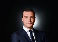 Ζορντάν Μπαρντελά: Το “τρομερό παιδί” της γαλλικής Δεξιάς