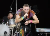 Όταν ο Κρις Μάρτιν των Coldplay ανέβασε τη Σοφία και τη Χριστίνα στη σκηνή του ΟΑΚΑ – «Όλα είναι ελληνικά»