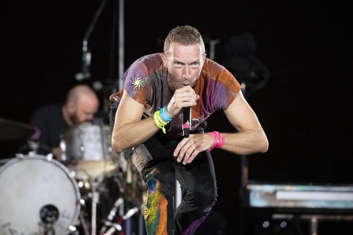 Όταν ο Κρις Μάρτιν των Coldplay ανέβασε τη Σοφία και τη Χριστίνα στη σκηνή του ΟΑΚΑ – «Όλα είναι ελληνικά»
