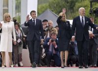 D-Day: Εντυπωσιακή η εκδήλωση στη Νορμανδία με τους 24 ηγέτες -Μπάιντεν, Μακρόν, Ζελένσκι, Μητσοτάκης