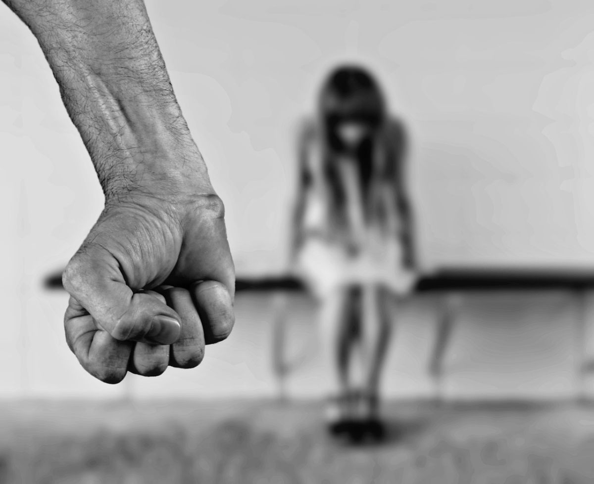 «Φέρει κατάγματα και αίματα» – Η αναφορά του γιατρού για τα τραύματα που φέρει η σύζυγος του ποινικολόγου