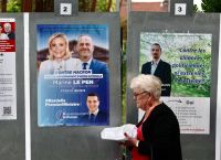 Σπεύδουν στις κάλπες οι Γάλλοι: Συμμετοχή-ρεκόρ [vid]