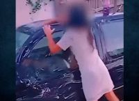 Η στιγμή που ο 37χρονος πλησιάζει την 11χρονη και την πείθει να μπει στο όχημά του [vid]