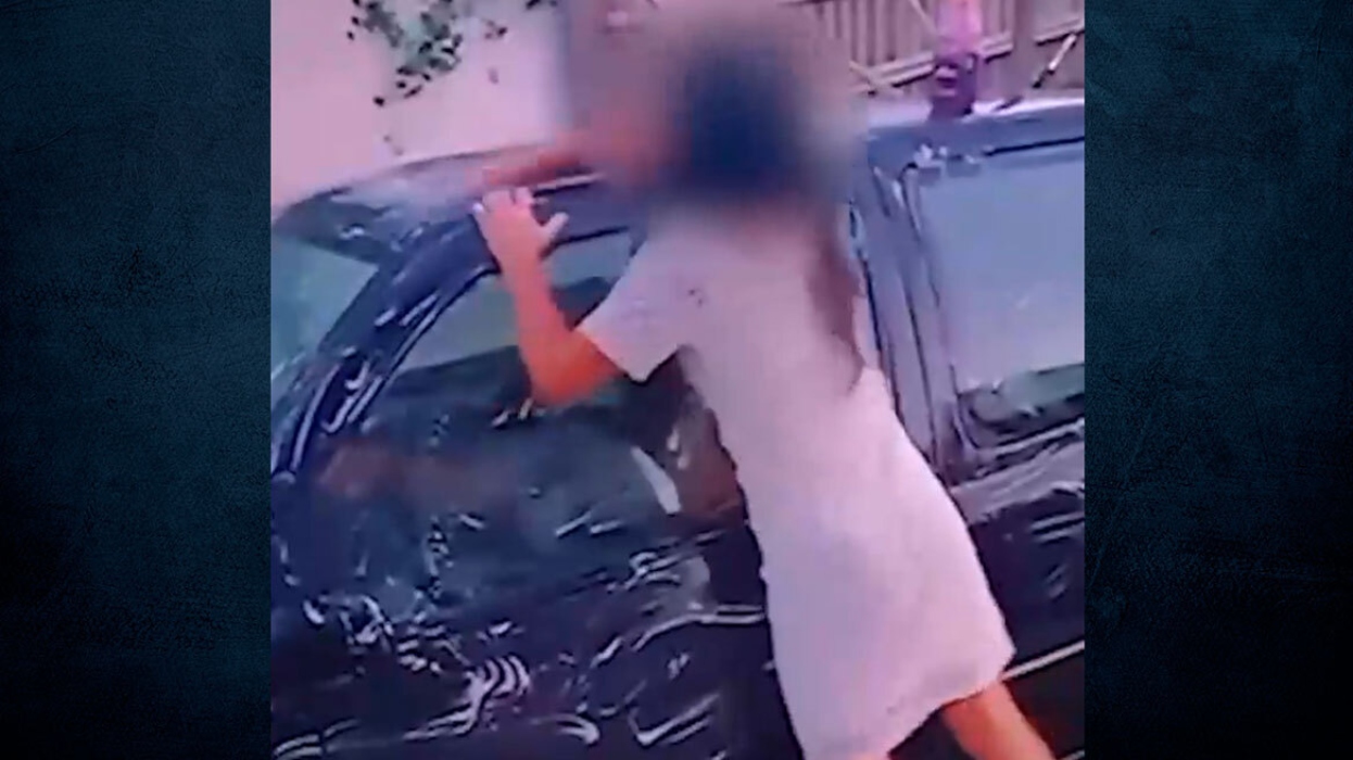 Η στιγμή που ο 37χρονος πλησιάζει την 11χρονη και την πείθει να μπει στο όχημά του [vid]