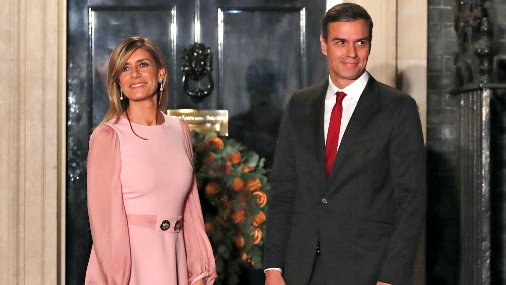 Ο Πέδρο Σάντσεθ σταθερά στο πλευρό της συζύγου του – «Δεν θα με λυγίσουν»