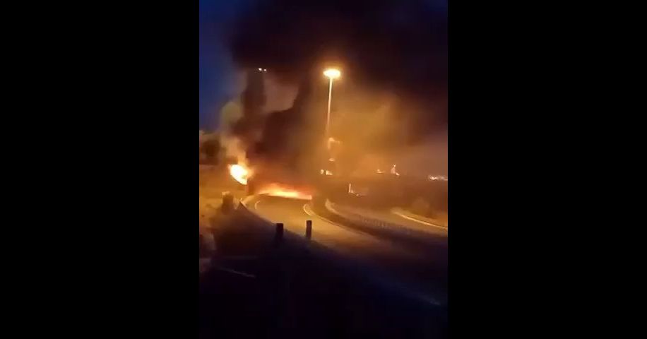 Γκρεμίζουν τη γέφυρα στον Ισθμό μετά την έκρηξη του βυτιοφόρου