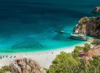 Άπελλα: Η παραλία στην οποία υποκλίνονται όλοι