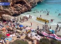 Ξεσηκώνονται κατά των τουριστών οι ντόπιοι στη Μαγιόρκα – Τους «κυνηγάνε» από τις παραλίες