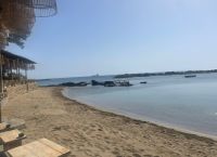 Ξηλώθηκαν οι ξαπλώστρες και οι μεταλλικές κατασκευές στη θάλασσα στη Ρόδο