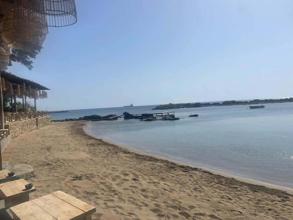 Ξηλώθηκαν οι ξαπλώστρες και οι μεταλλικές κατασκευές στη θάλασσα στη Ρόδο