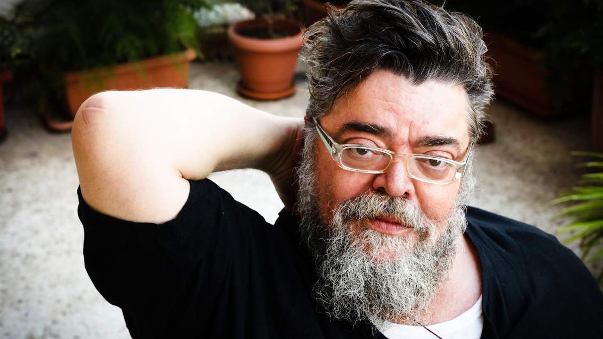 Σταμάτης Κραουνάκης: Μου αρέσει ο Καρβέλας που βάφει τα μάτια του και τα νύχια του