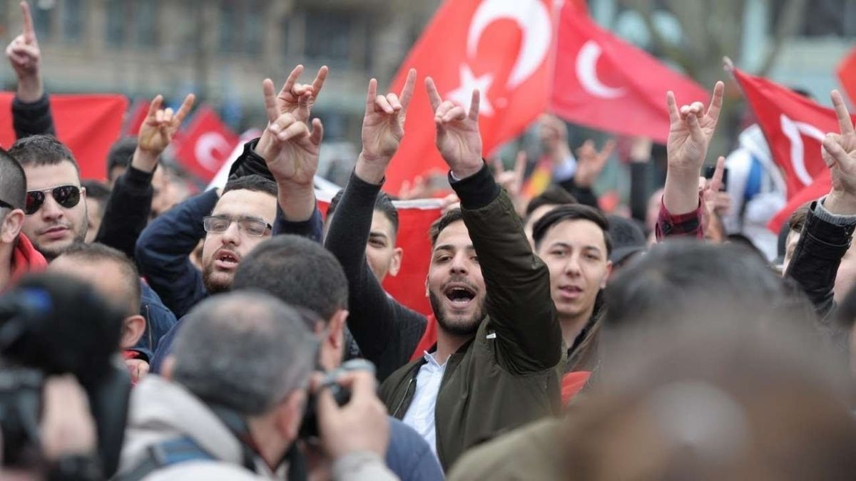 DW: Οι Γκρίζοι Λύκοι παίζουν μπάλα στη Γερμανία – Στρατολόγηση μελών και προκλήσεις με φόντο το EURO