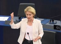 Φον ντερ Λάιεν: Ας δείξουμε τη δύναμη της δημοκρατίας μας