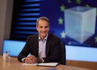 Μητσοτάκης: Τα γούρια και η πρόβλεψη των εκλογών – “Τη γράφω σε χαρτάκι, συνήθως πέφτω μέσα”