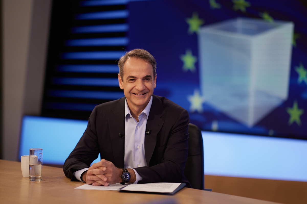 Μητσοτάκης: Τα γούρια και η πρόβλεψη των εκλογών – “Τη γράφω σε χαρτάκι, συνήθως πέφτω μέσα”