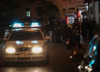 Άγνωστοι άνοιξαν πυρ προς μονοκατοικία στο Ζεφύρι ενώ βρισκόταν μέσα στο αυτοκίνητο