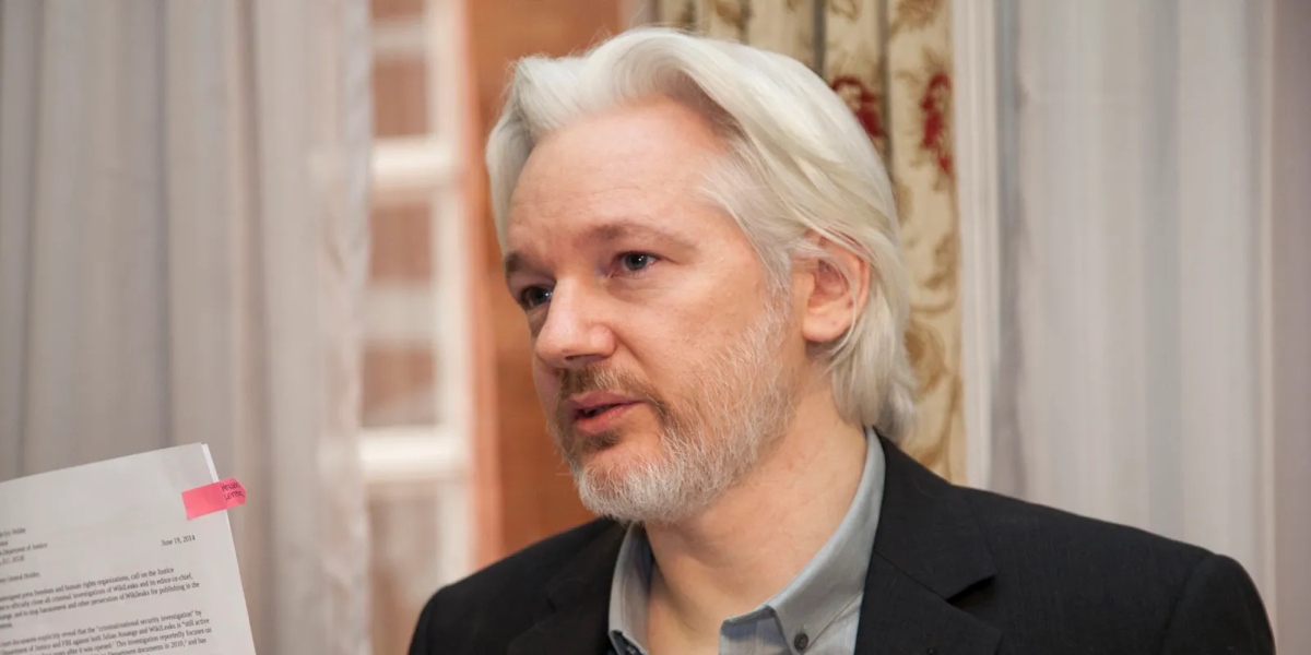 Τζούλιαν Ασάνζ: Ελεύθερος ο ιδρυτής του WikiLeaks – Eπιστρέφει στην Αυστραλία