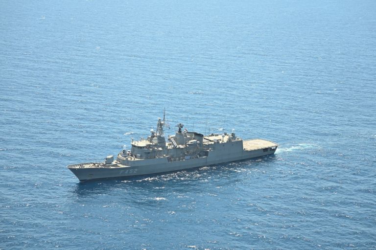 Σαλαμίνα: Φτάνει η φρεγάτα «ΥΔΡΑ» – Ετοιμάζεται για αναχώρηση η «ΨΑΡΑ»