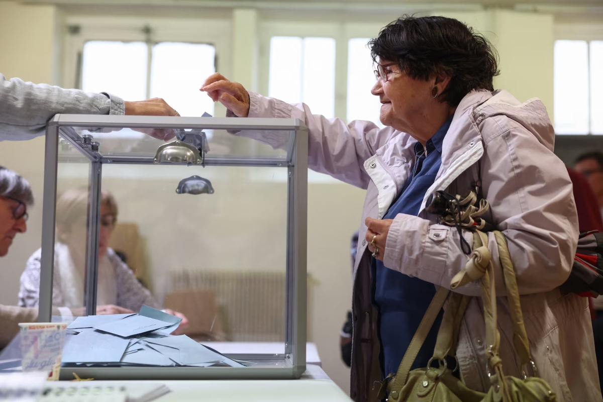 Σπεύδουν να ψηφίσουν οι Γάλλοι: Στο 26,63% η συμμετοχή -Αυξήθηκε σε σύγκριση με τον α΄ γύρο