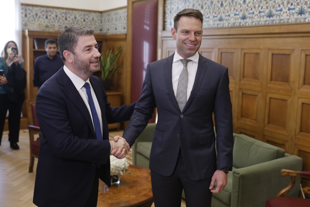 Πανηγυρίζουν Κασσελάκης και Ανδρουλάκης για την νίκη Μελανσόν