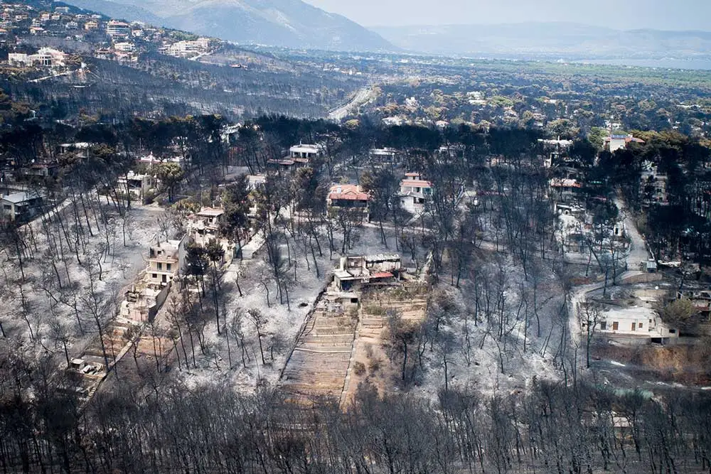 Σοκάρουν οι μαρτυρίες στη δίκη για το Μάτι: «Κοριτσάκι πήδηξε στα βράχια γιατί δεν έβλεπε από τους καπνούς»