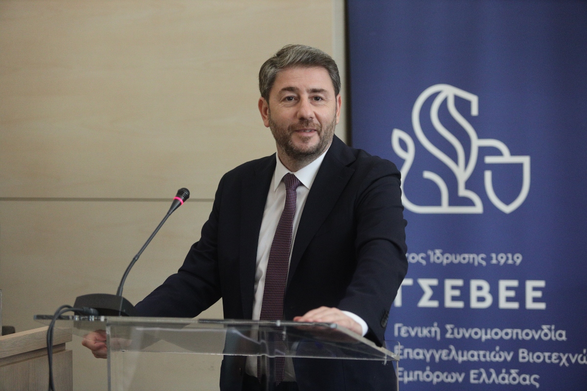 ΠΑΣΟΚ: Ανταλλαγή πυρών μεταξύ των υποψηφίων προέδρων