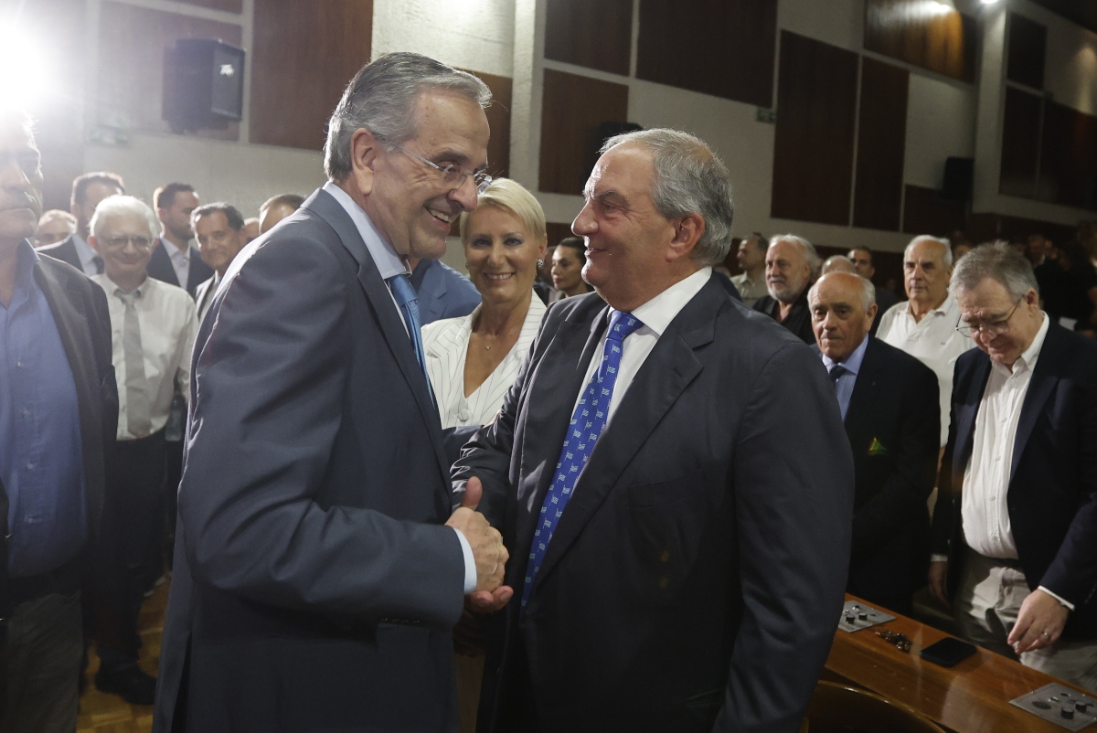 Πώς διαβάζει το Μαξίμου τις ομιλίες Καραμανλή και Σαμαρά