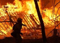 ΗΠΑ: Η δασική πυρκαγιά στην Καλιφόρνια διώχνει χιλιάδες κατοίκους από τα σπίτια τους