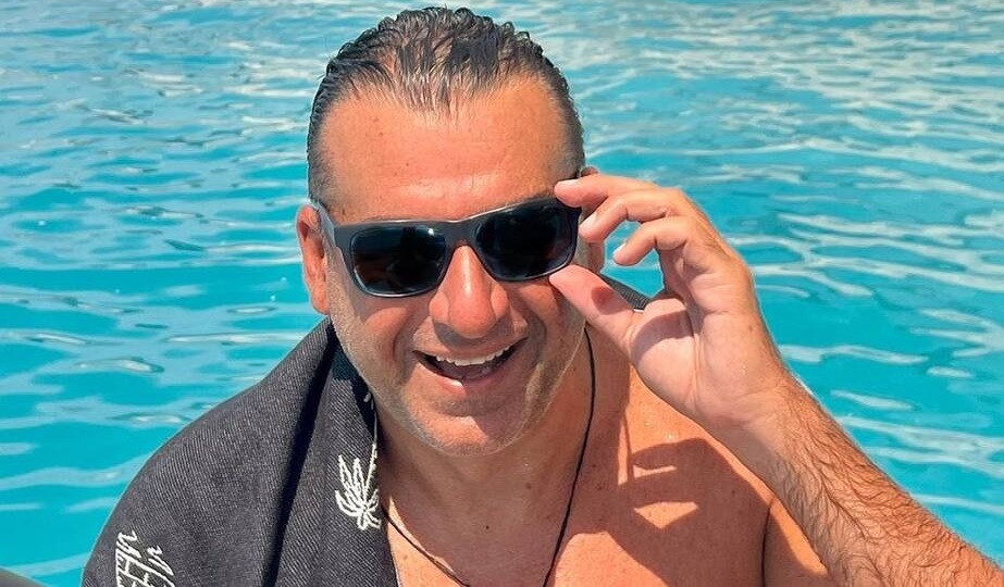 Γιώργος Λιάγκας: Αγκαλιά με τους γιους του στην παραλία στην Τήνο! Η τρυφερή ανάρτηση