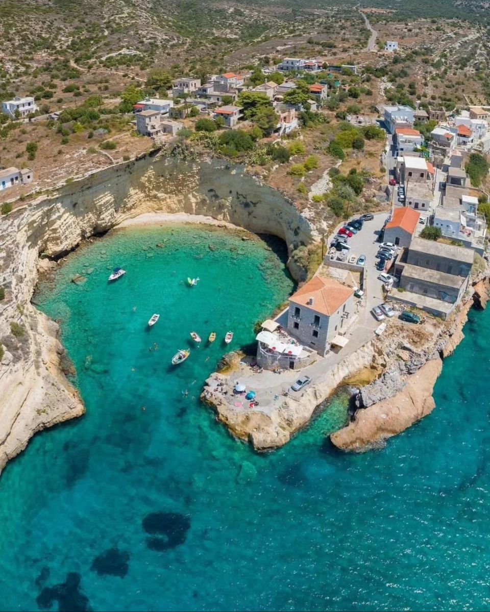 Μέζαπος Λακωνίας: Ένα ψαροχώρι με γαλαζοπράσινα νερά, θαλάσσιες σπηλιές και θρύλους για κρυμμένους θησαυρούς