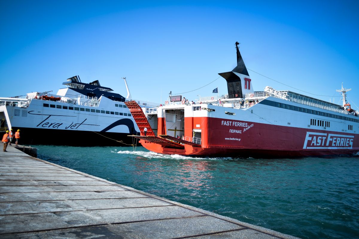Γιατί συνελήφθησαν οι πλοίαρχοι των «Fast Ferries Andros» και «Champion Jet 3»