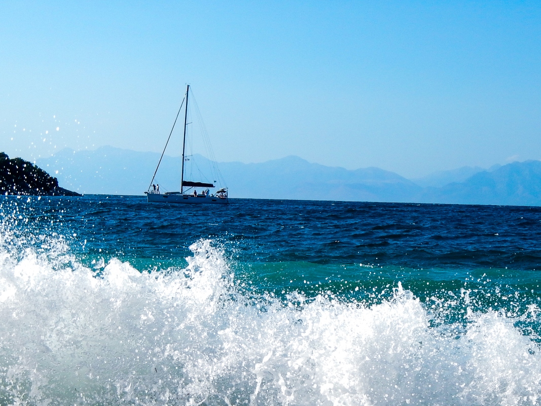 Θυελλώδεις άνεμοι 111 χλμ/ώρα έπνεαν την ώρα της τραγωδίας-Νεκρή με χτύπημα στο κεφάλι η Γαλλίδα ιστιοπλόος