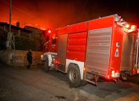 Μεγάλη πυρκαγιά στις Αχαρνές: Καίγονται εργοστάσια – Μηνύματα του 112
