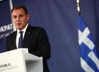 Παναγιωτόπουλος: Άδεια διαμονής θα σημαίνει αυτομάτως και έκδοση ΑΜΚΑ για τους νόμιμους μετανάστες