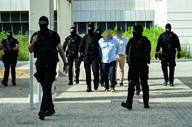 Ξεκίνησε η δίκη για τη δολοφονία του Καραϊβάζ– Ξέσπασε η χήρα [vid]