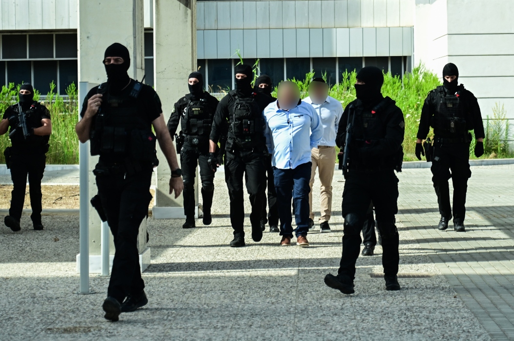 Ξεκίνησε η δίκη για τη δολοφονία του Καραϊβάζ– Ξέσπασε η χήρα [vid]