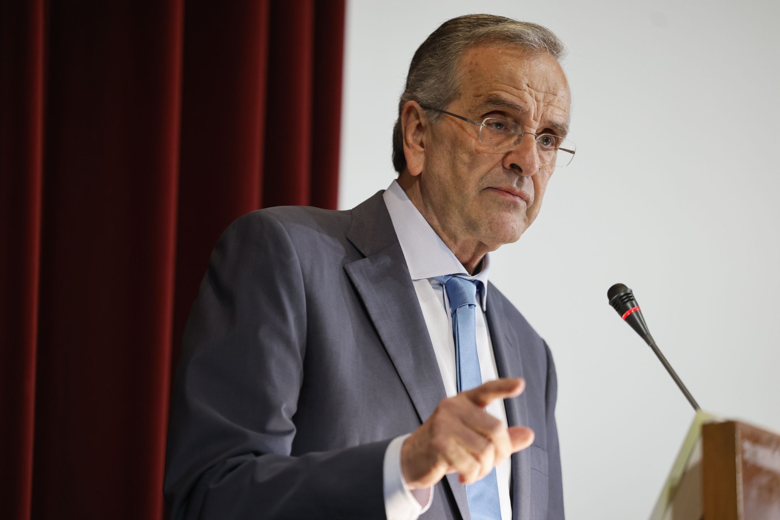 Former PM Samaras requests that identity of protected witnesses in Novartis case be revealed